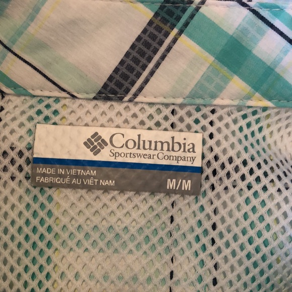 Columbia quick dry lightweight long sleeve snap close shirt. Hidden zip pocket - Picture 5 of 8